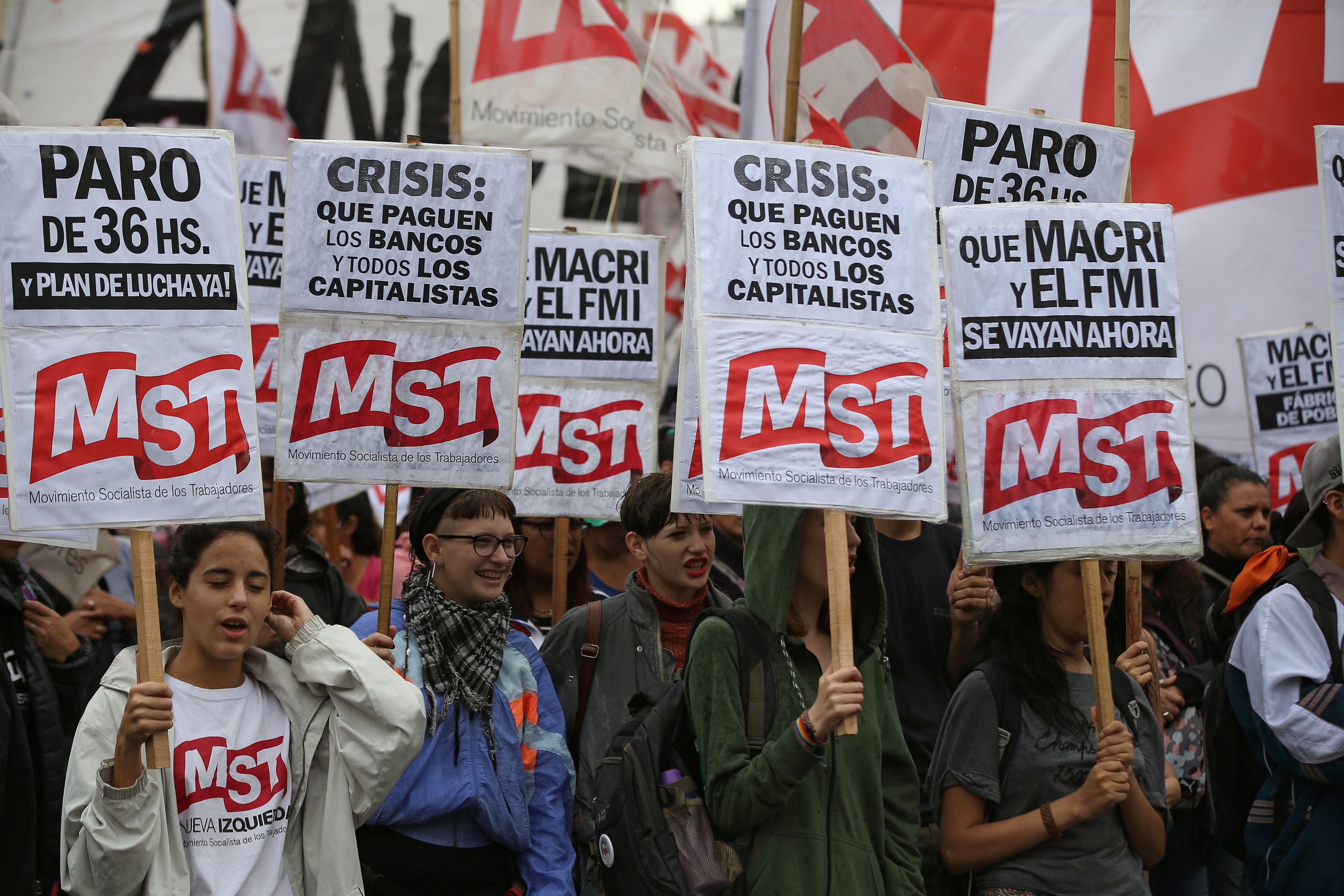 Sindicatos, pequeñas empresas y activistas argentinos marchan cerca del Congreso de Argentina para exigir cambios en las políticas económicas del presidente Mauricio Macri, en Buenos Aires, Argentina, el 4 de abril de 2019. (REUTERS/Agustin Marcarian/archivo)