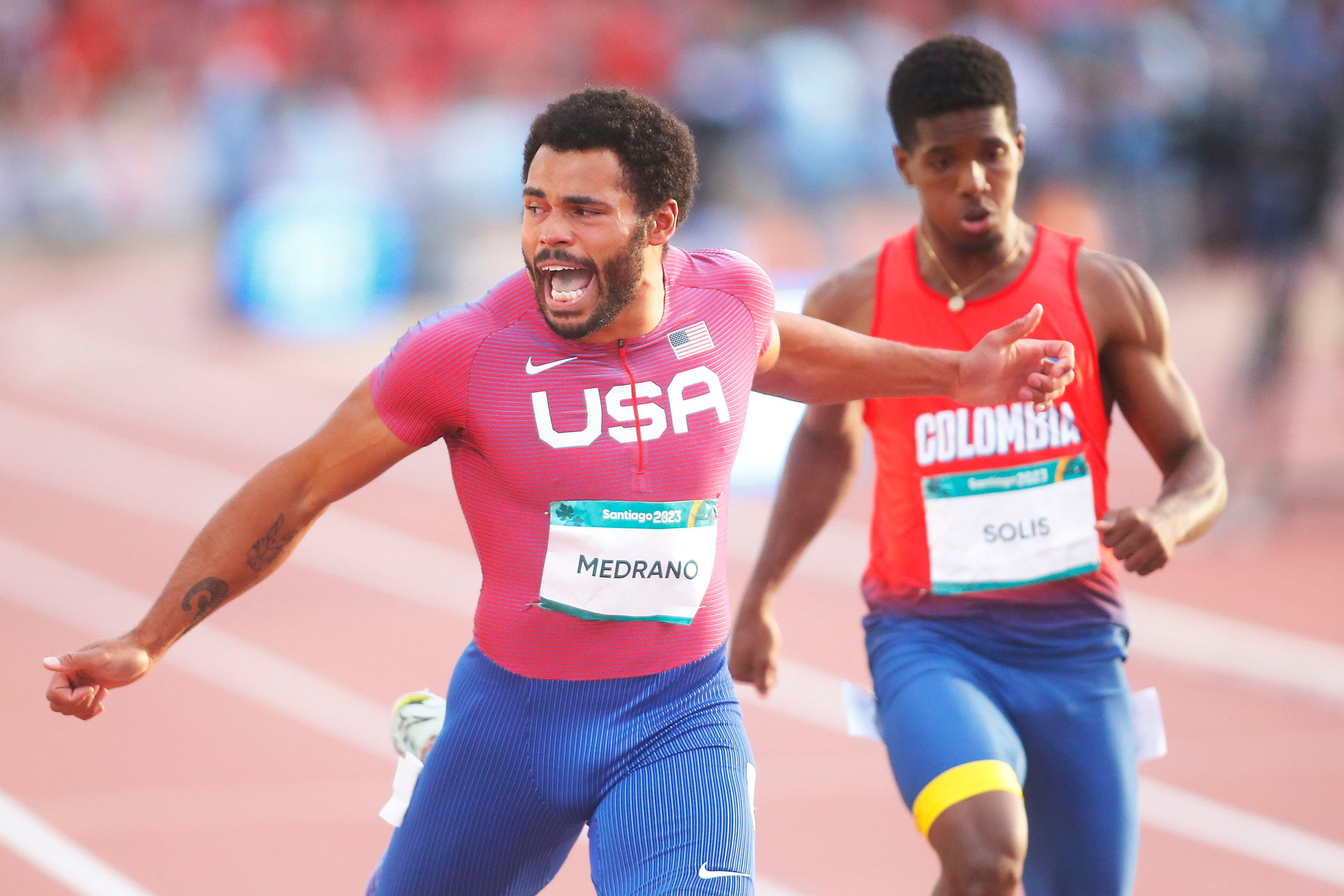 Ryan Medrano (i) de los Estados Unidos cruza la meta para ganar la final de 100m categoría T38 masculino este 22 de noviembre de 2023, durante los juegos Parapanamericanos 2023 en Santiago (Chile). EFE/ Esteban Garay 