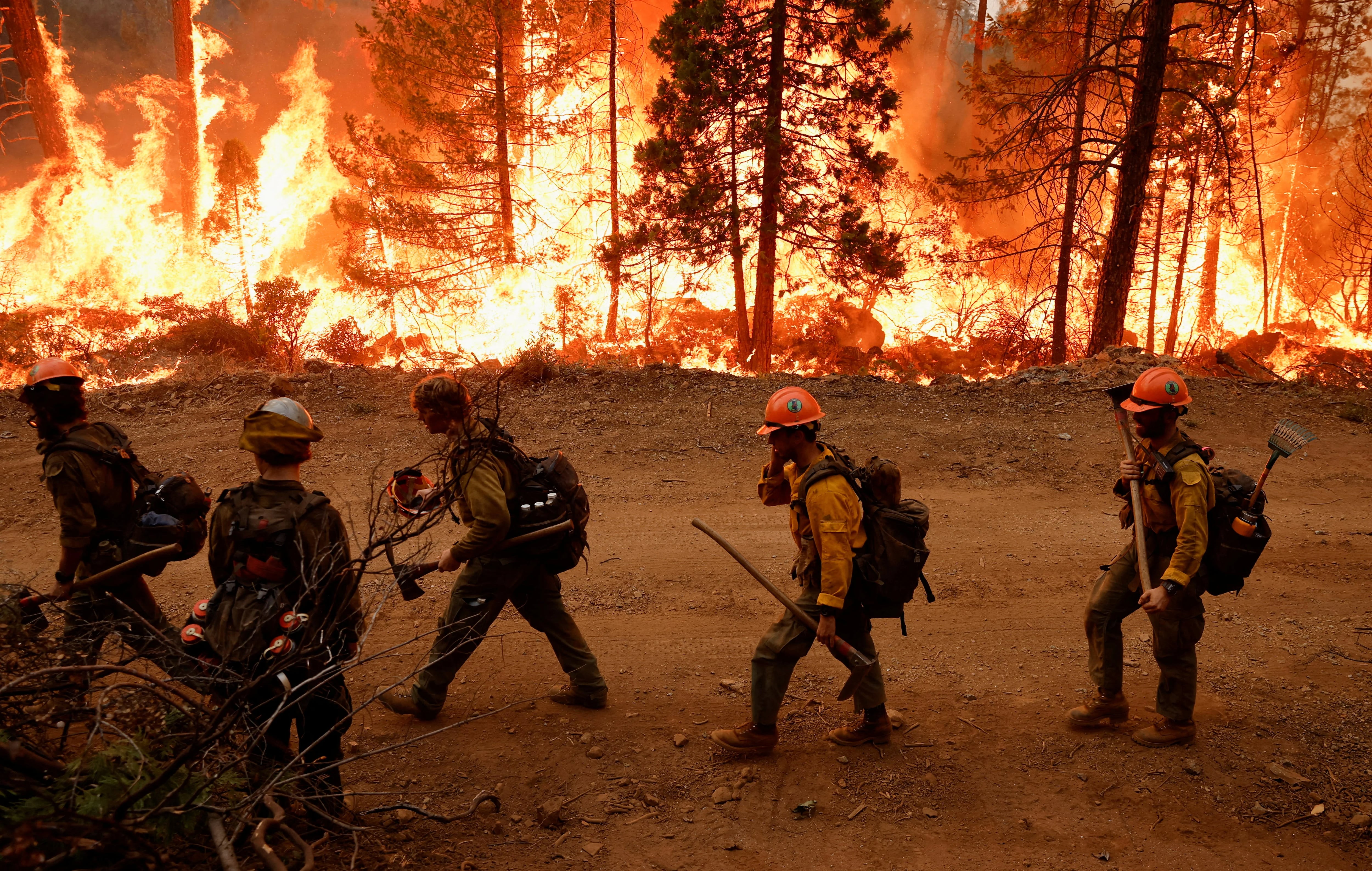 Los bomberos no pueden combatir este tipo de incendios que amenazan la misma vida de los socorristas (REUTERS/Fred Greaves)