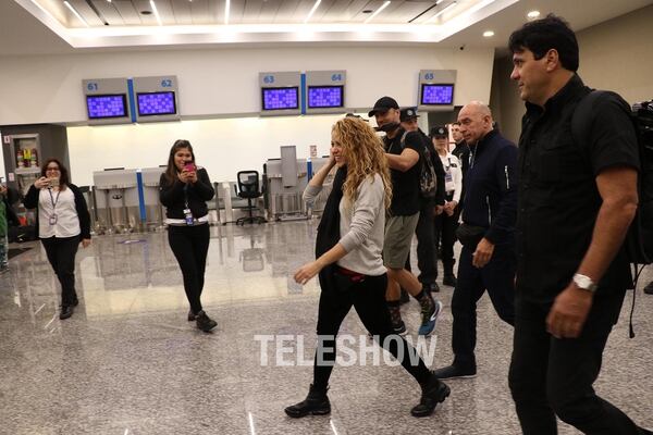 La cantante en el aeropuerto (Matías Souto – Grosby Group)