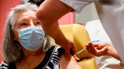 La Ciudad de Buenos Aires comenzará el lunes con la campaña de vacunación de los mayores de 80 años (EFE/EPA/THOMAS SAMSON)