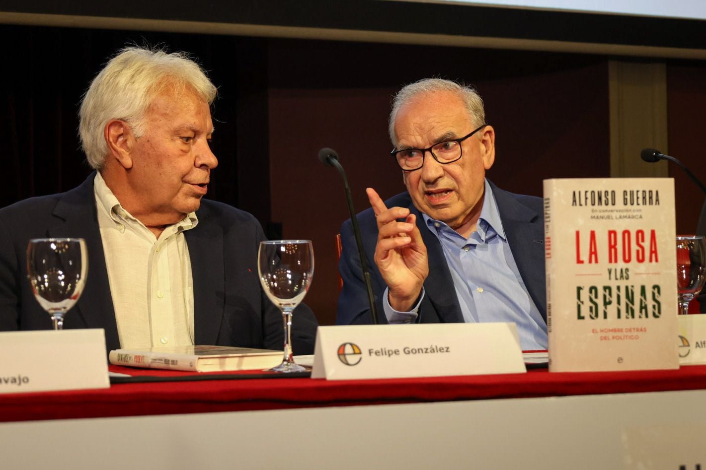 Felipe González y Alfonso Guerra en la presentación del libro 'La rosa y las espinas' en el Ateneo de Madrid. (Helena Margarit Cortadellas)