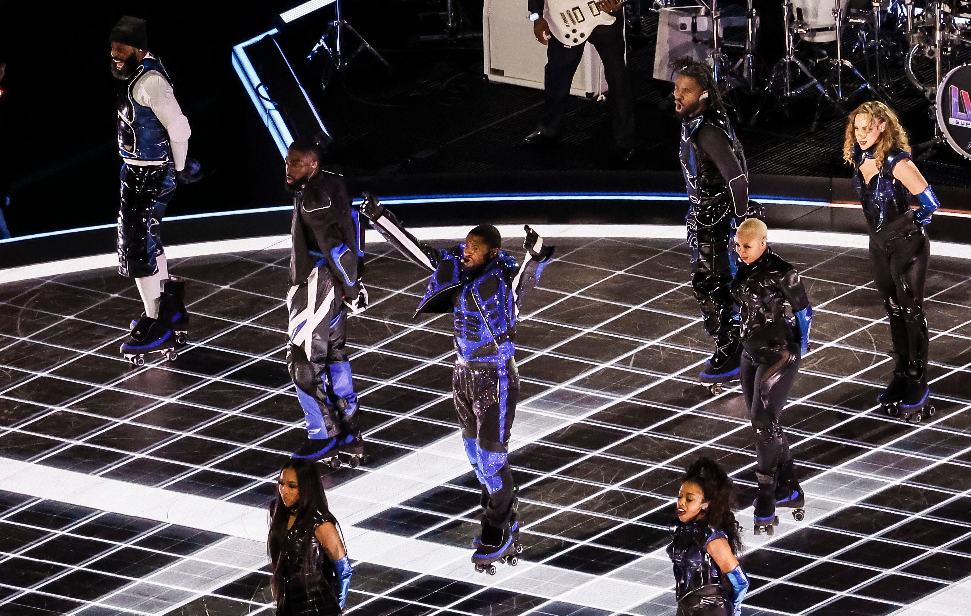 Usher (c) se presenta durante el espectáculo de medio tiempo del Super Bowl LVIII entre los Kansas City Chiefs y los San Francisco 49ers en el Allegiant Stadium, en Las Vegas, Nevada (EE.UU.), este 11 de febrero de 2024. EFE/EPA/Caroline Brehman
