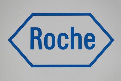 FOTO DE ARCHIVO: El logotipo del gigante farmacéutico suizo Roche en Burgess Hill, Reino Unido, el 7 de octubre de 2020.  REUTERS/Peter Nicholls