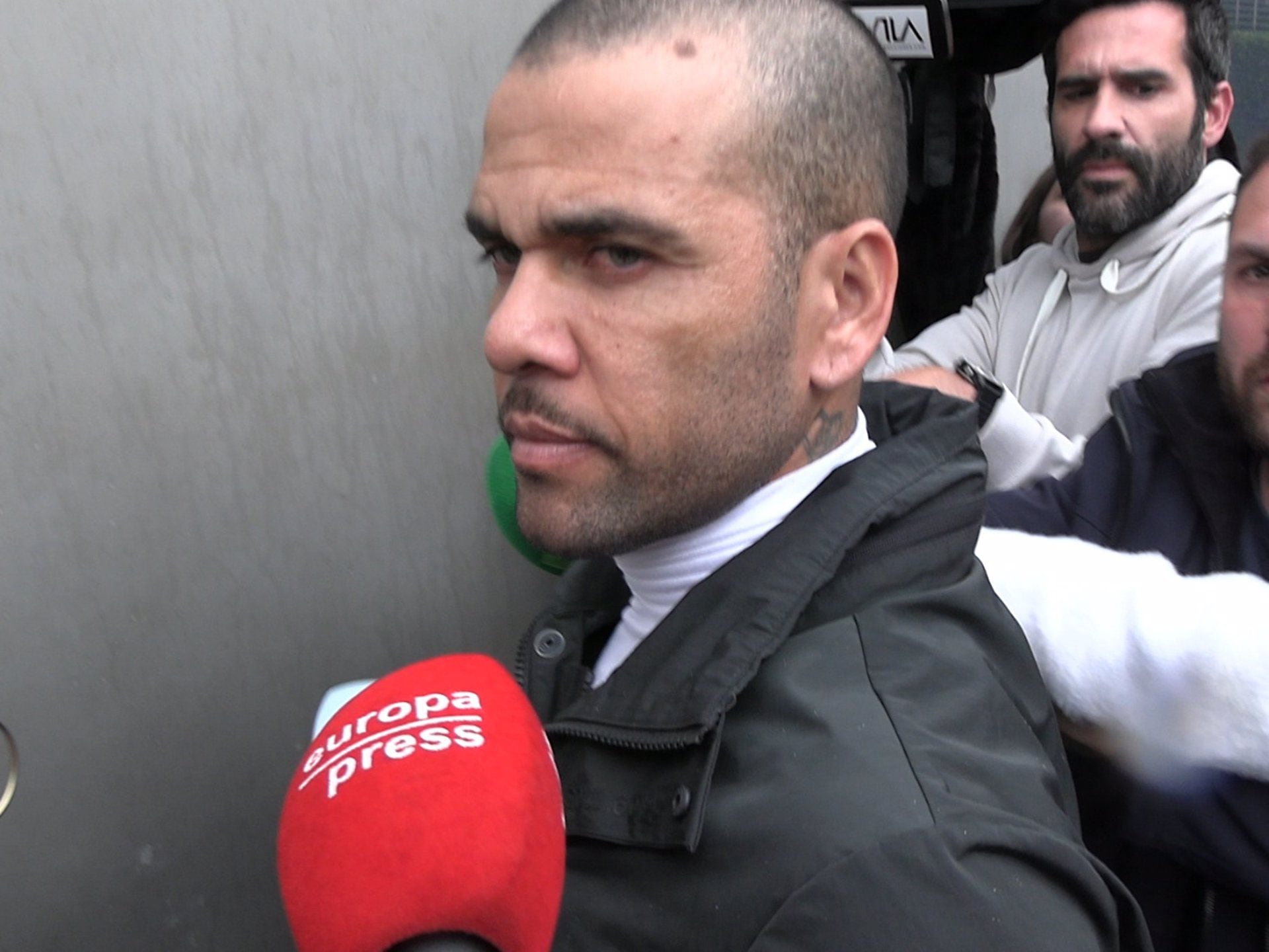 Dani Alves regresa a casa con una expresión seria después de ser liberado de la cárcel tras el pago de una fianza de un millón de dólares.