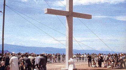 El Papa Juan Pablo Segundo visitó armero al año siguiente de la tragedia, el 1 de julio de 1986. En la foto reza postrado ante una cruz gigante de cemento por las víctimas de la avalancha