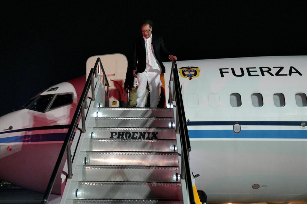 Imagen del presidente de Colombia, Gustavo Petro, saliendo del avión que lo llevó hasta Nueva York (Estados Unidos) para asistir a la Asamblea General de la ONU. Este es el tercer viaje que realiza el mandatario nacional en lo que va de septiembre del 2023 - crédito Presidencia de la República/ Diego Cano