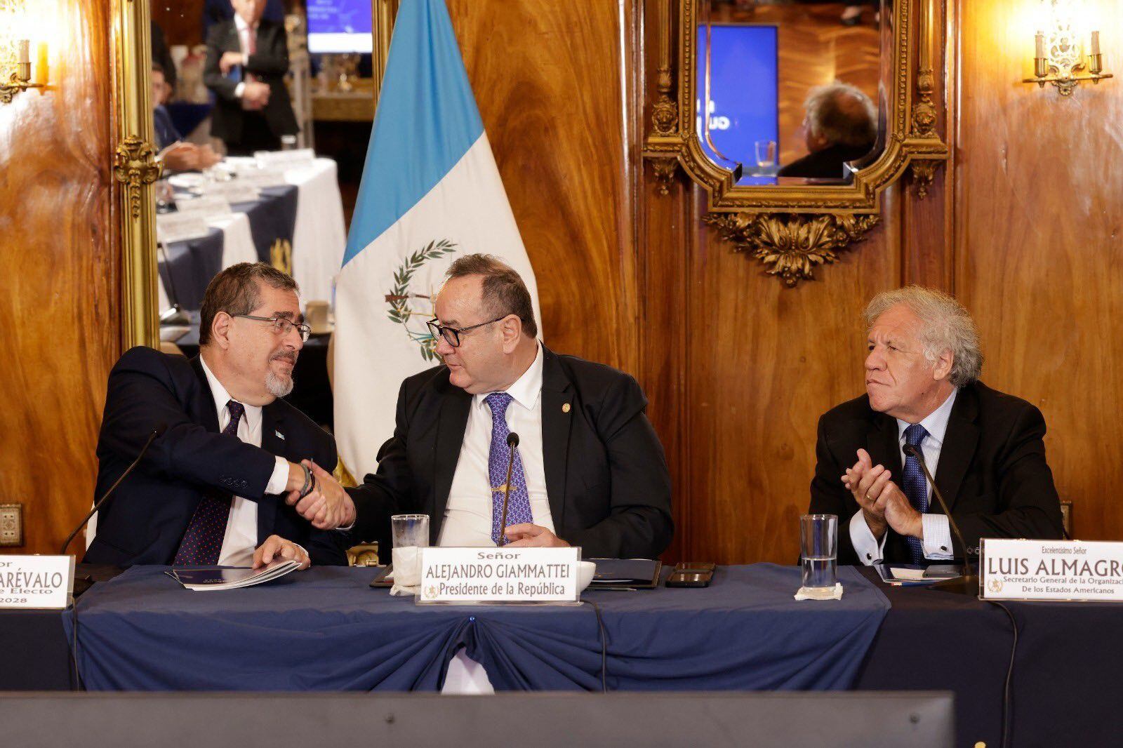 El presidente electo de Guatemala, Bernardo Arévalo, con el presidente saliente, Alejandro Giammattei, y el secretario general de la OEA, Luis Almagro, en la segunda reunión de transición realizada este lunes 11 de setiembre (PRESIDENCIA DE GUATEMALA)
