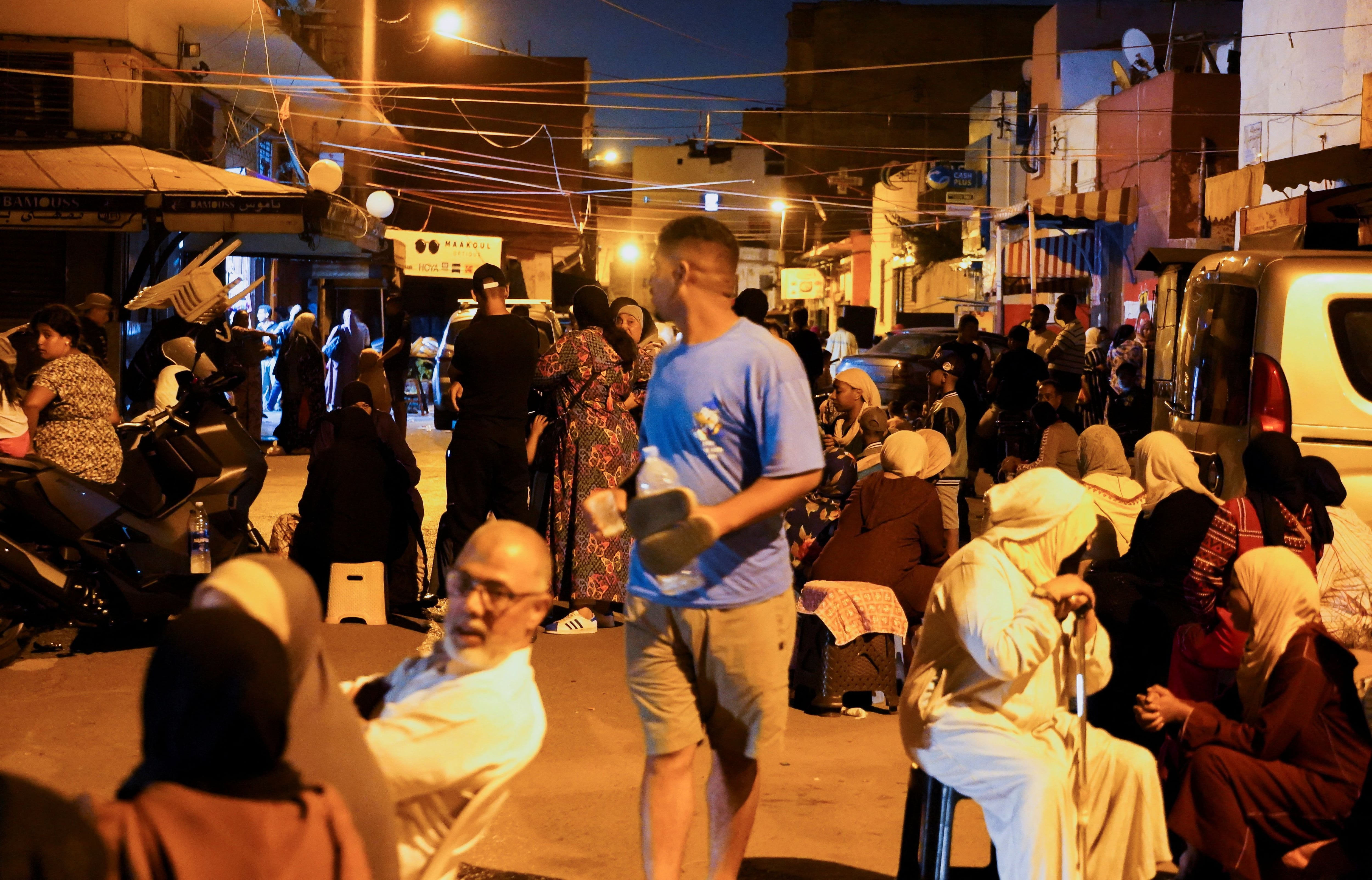 Videos grabados en Marrakech muestran a los habitantes saliendo despavoridos de los edificios en medio de la sacudida. (REUTERS)