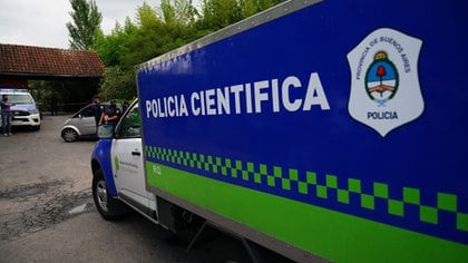 El móvil de Policía Científica que llego al country San Andrés para retirar el cuerpo del ídolo (Franco Fafasuli)