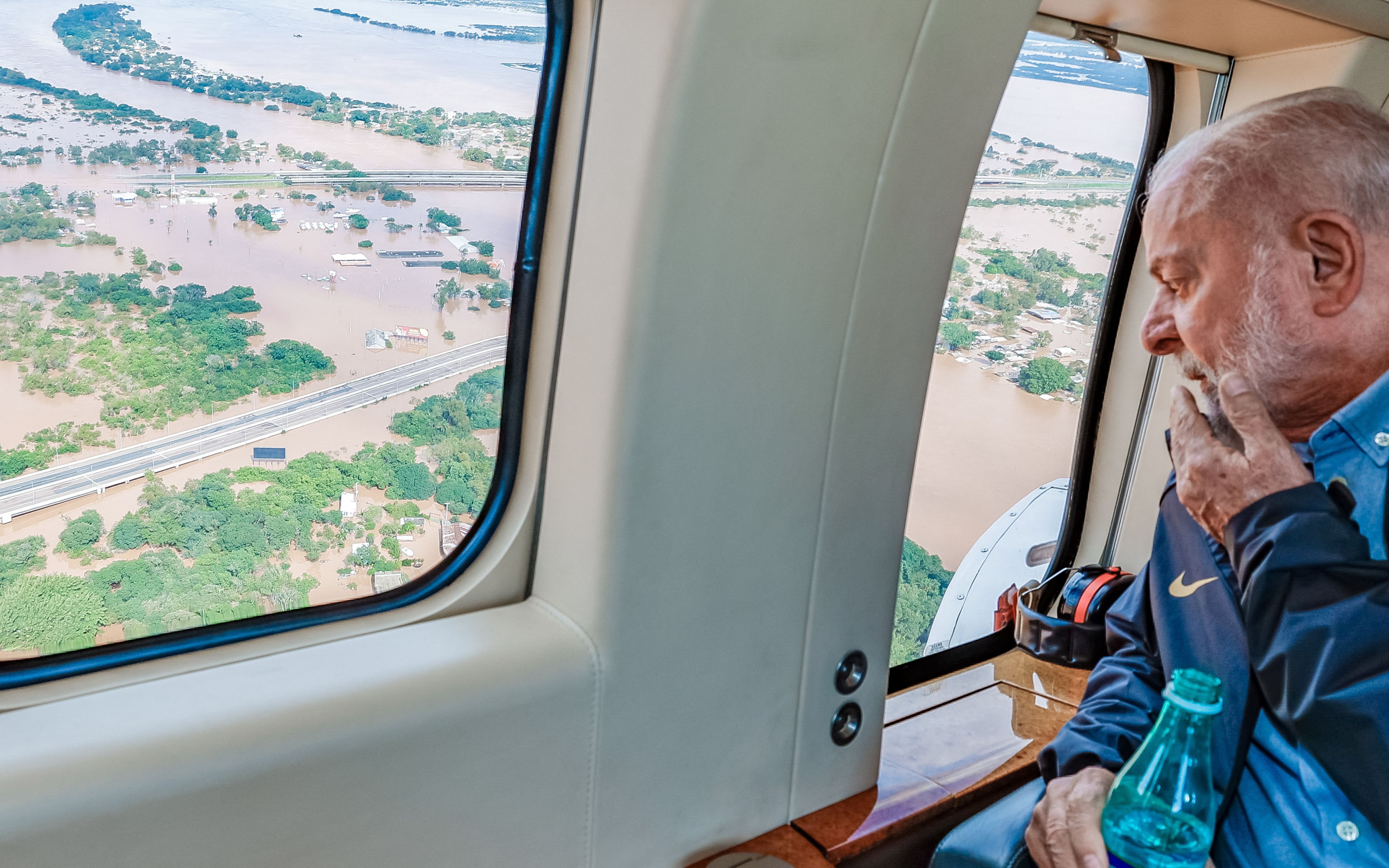 Lula da Silva observa las inundaciones desde un helicóptero (Ricardo Stuckert/presidencia de Brasil/via REUTERS)