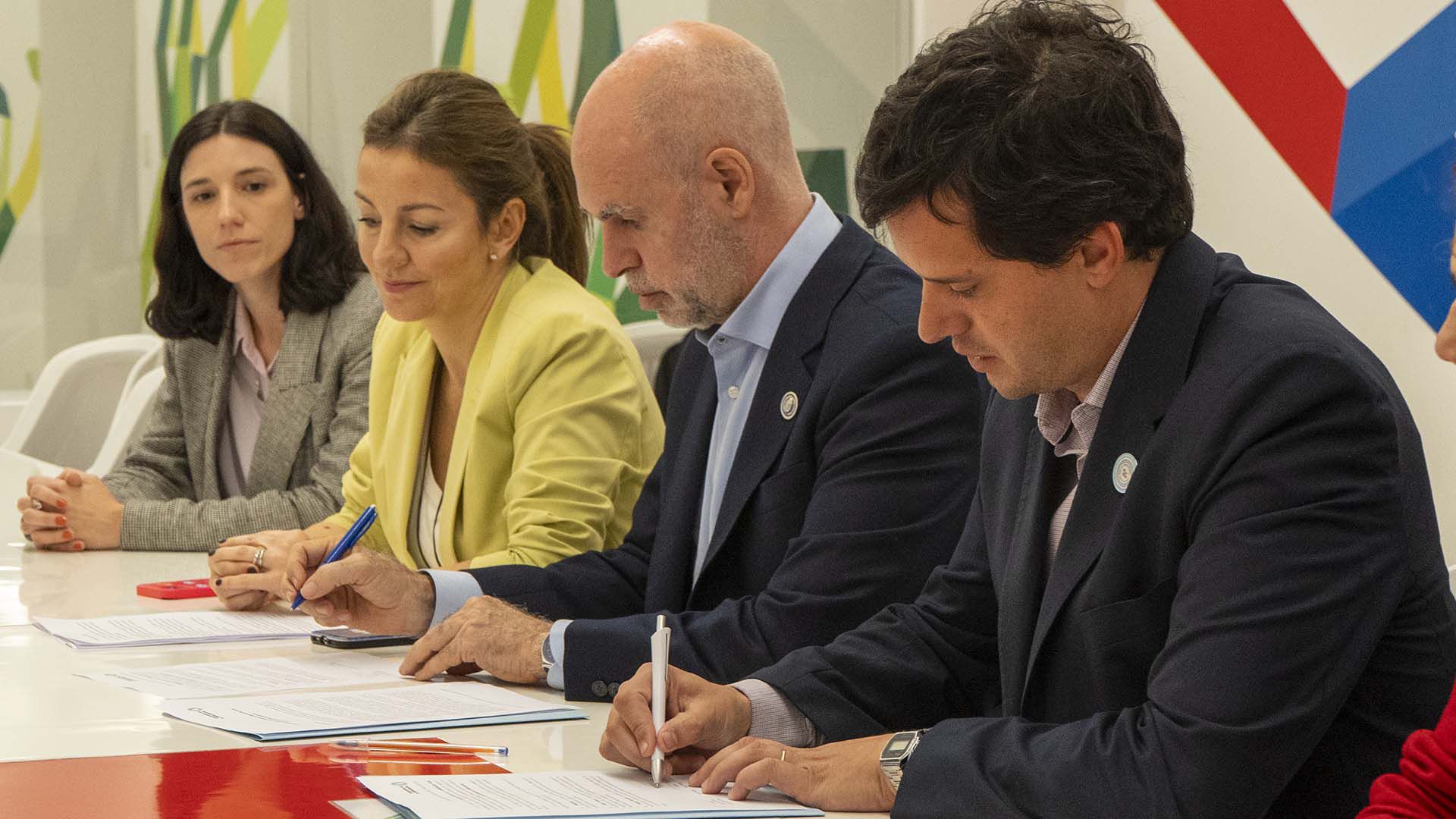 Horacio Rodríguez Larreta firma el compromiso, en presencia de Soledad Acuña, ministra de educación de la Ciudad de Buenos Aires, y de representantes de la Campaña Nacional por la Alfabetizacón.  