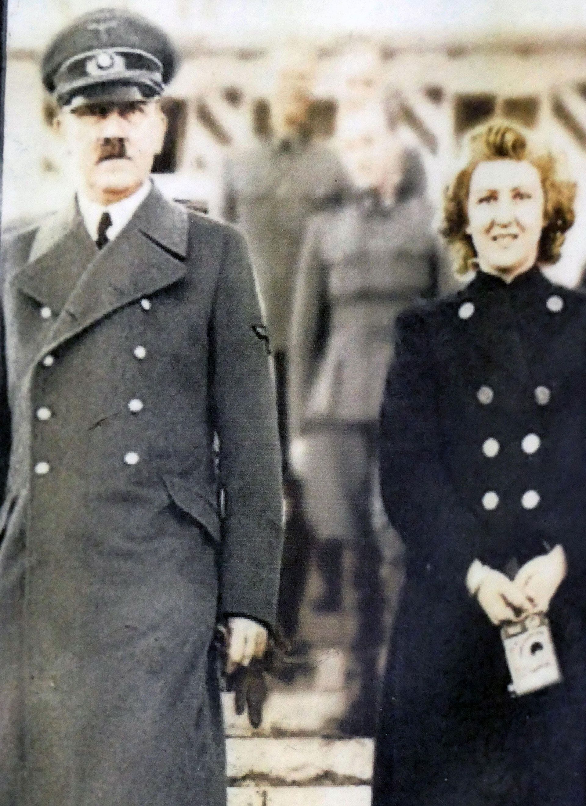 Hitler junto a Eva Braun (Grosby)