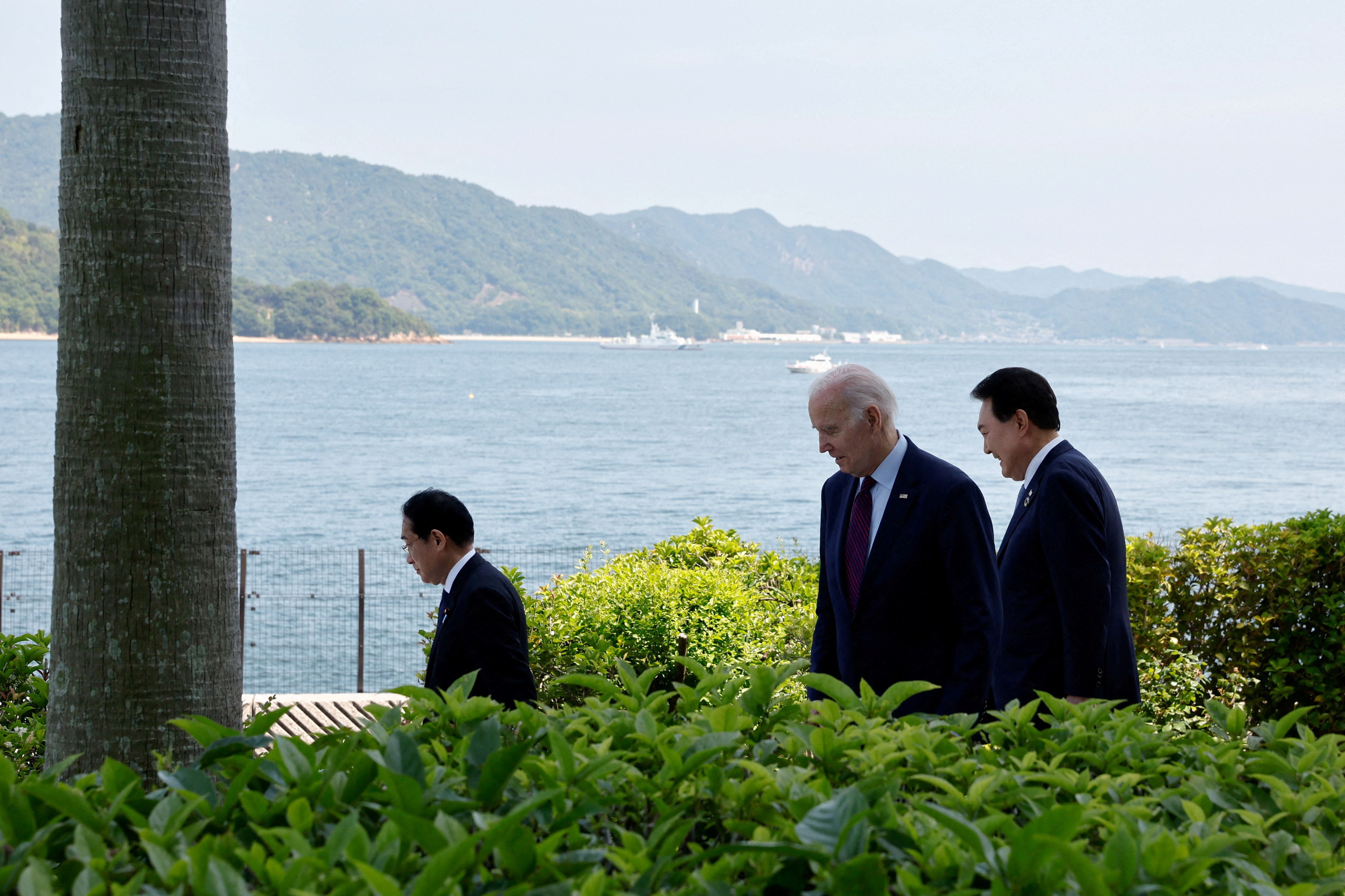 El presidente de Estados Unidos, Joe Biden, camina con el primer ministro de Japón, Fumio Kishida, y el presidente de Corea del Sur, Yoon Suk Yeol, el día del compromiso trilateral durante la Cumbre del G7 en el Grand Prince Hotel de Hiroshima, Japón, 21 de mayo de 2023. REUTERS/Jonathan Ernst/Archivo