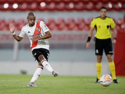 Dic 1, 2020 
Foto de archivo del ccentrocampista de River Plate Nicolas de la Cruz pateando un penal ante Atletico Paranaense por los octavos de final de la Copa Libertadores. 
Pool via REUTERS/Juan Mabromata