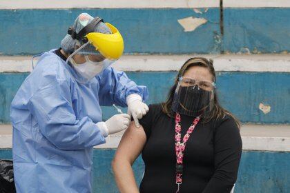 Campaña de vacunación contra la influenza en Perú, en el marco de la crisis de salud provocada por COVID-19 (Europa Press)