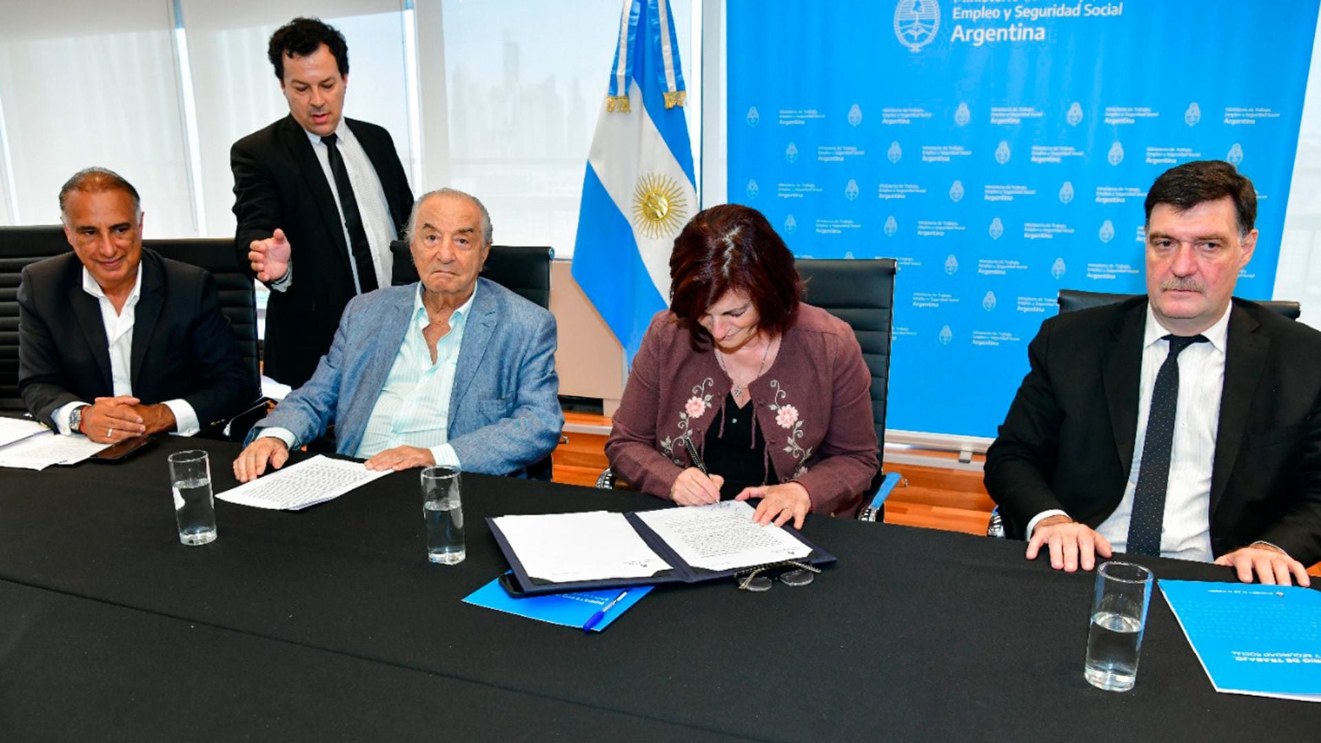 Los sindicalistas Armando Cavalieri y Carlos Pérez y la ministra Kelly Olmos, en la firma de las últimas paritarias de Comercio
