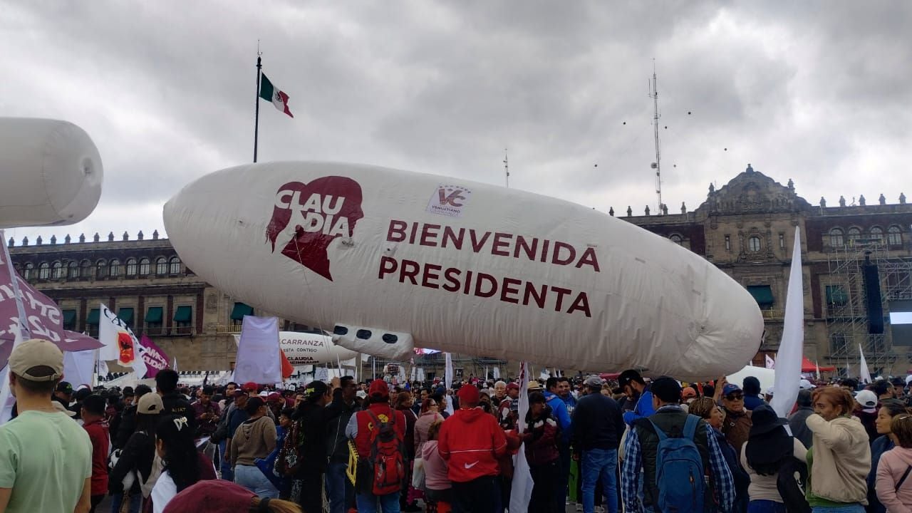 La gente ya espera el arribo de Claudia Sheinbaum Pardo a la plancha del Zócalo de la Ciudad de México (Mariana L. Martínez/Infobae México)