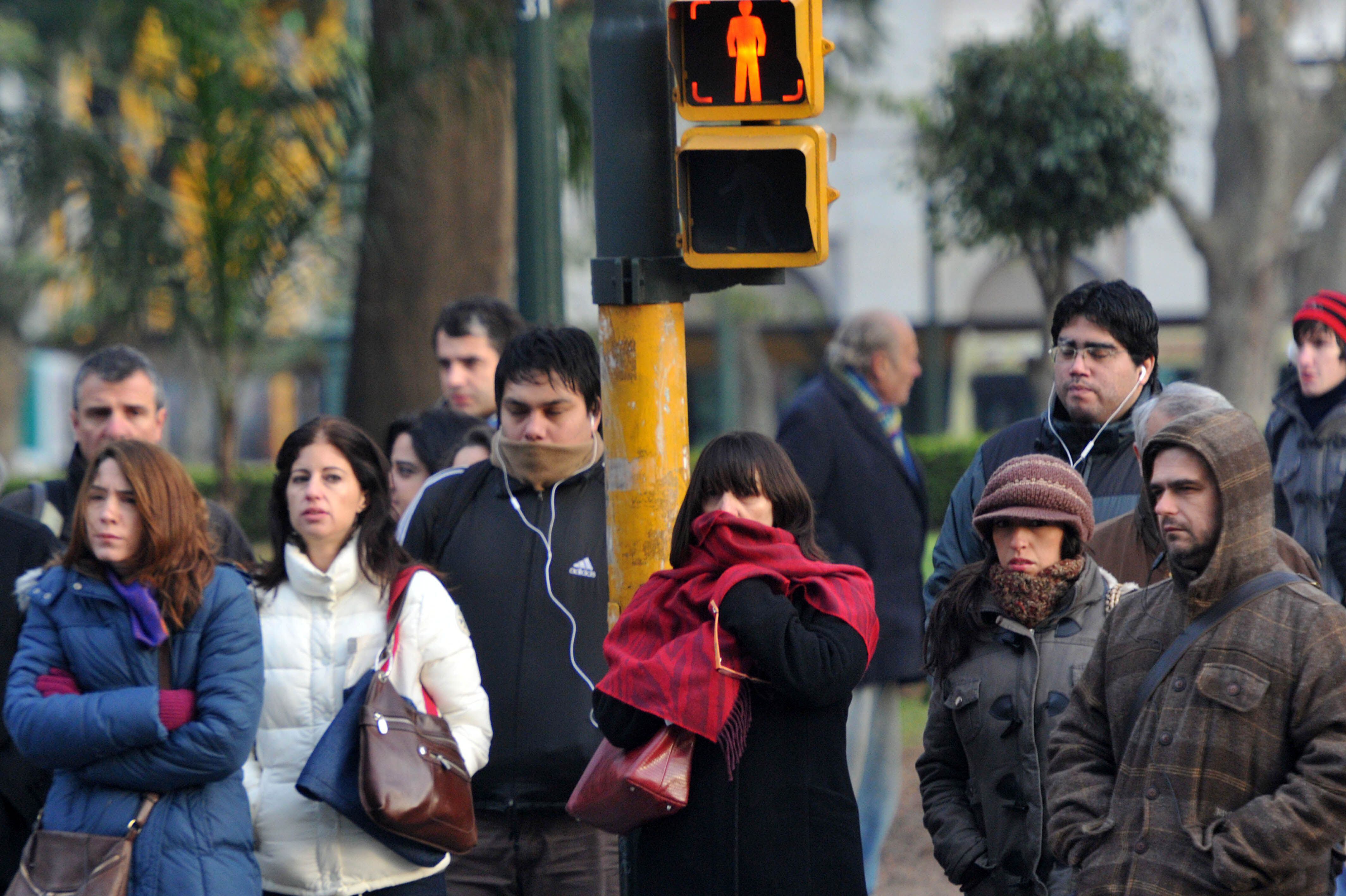 A partir del miércoles, las lluvias dejarán lugar al frío que afectará a los porteños con más intensidad por las mañanas (Télam)