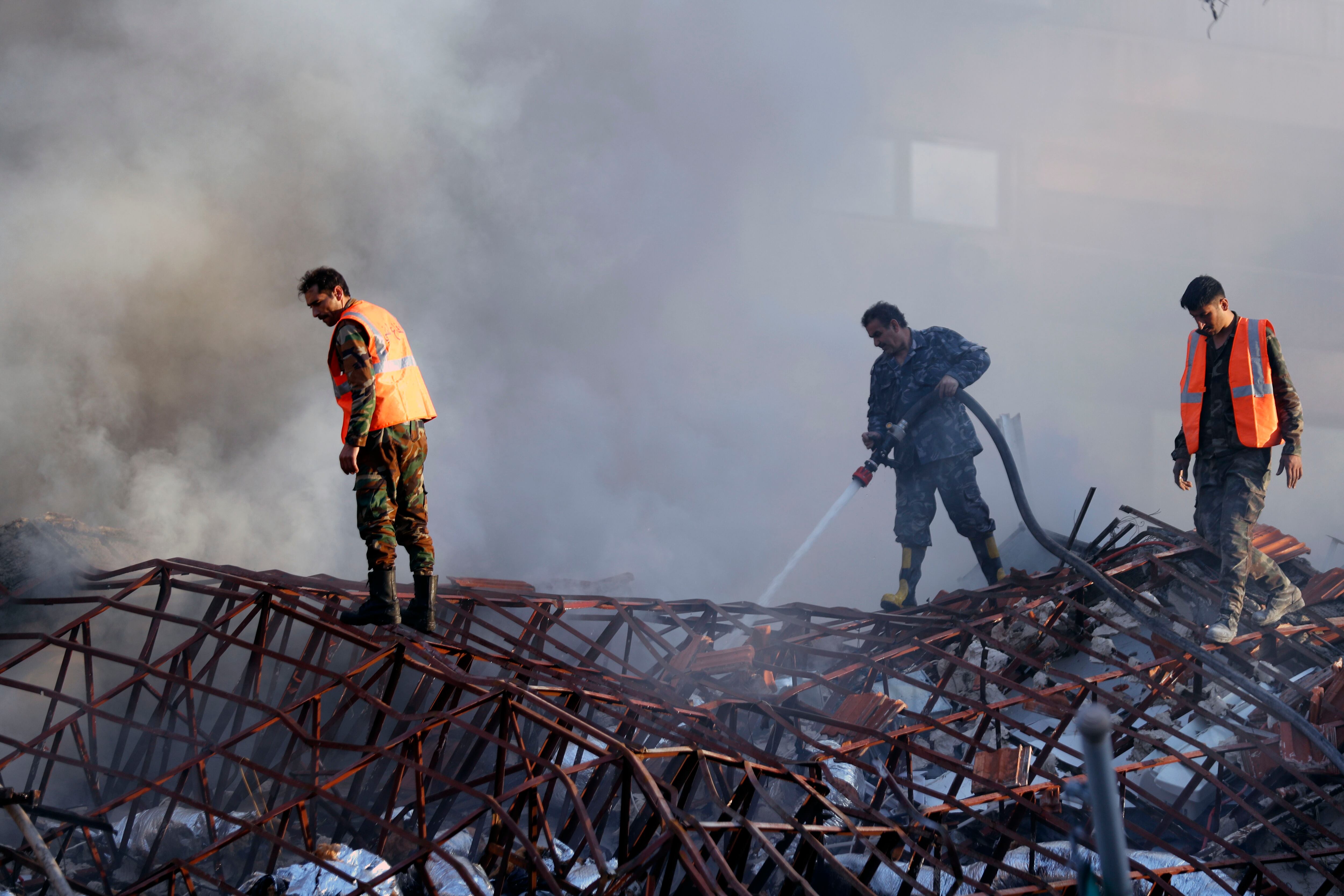 Cuadrillas de rescate trabajan en un edificio derruido por un bombardeo en Damasco, Siria (AP Foto/Omar Sanadiki)