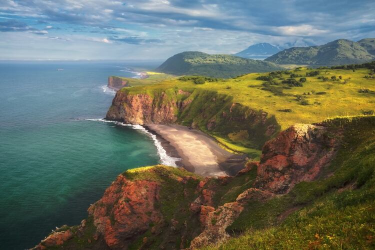 o. Extendiéndose en el mar entre los archipiélagos japoneses y aleutianos, Kamchatka es parte del Anillo de Fuego, la cadena de volcanes y sitios sísmicamente activos que delimitan el Océano Pacífico (Shutterstock)