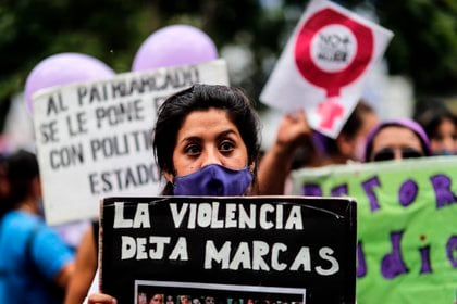Mujeres protestan para exigir medidas contra la violencia machista y los feminicidios, en Buenos Aires. EFE/Juan Ignacio Roncoroni/Archivo
