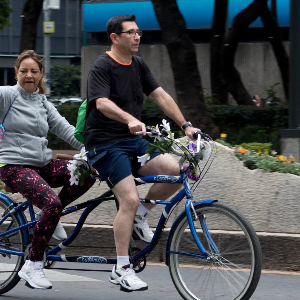 Bicicleta tándem de promoción de paseo por la ciudad