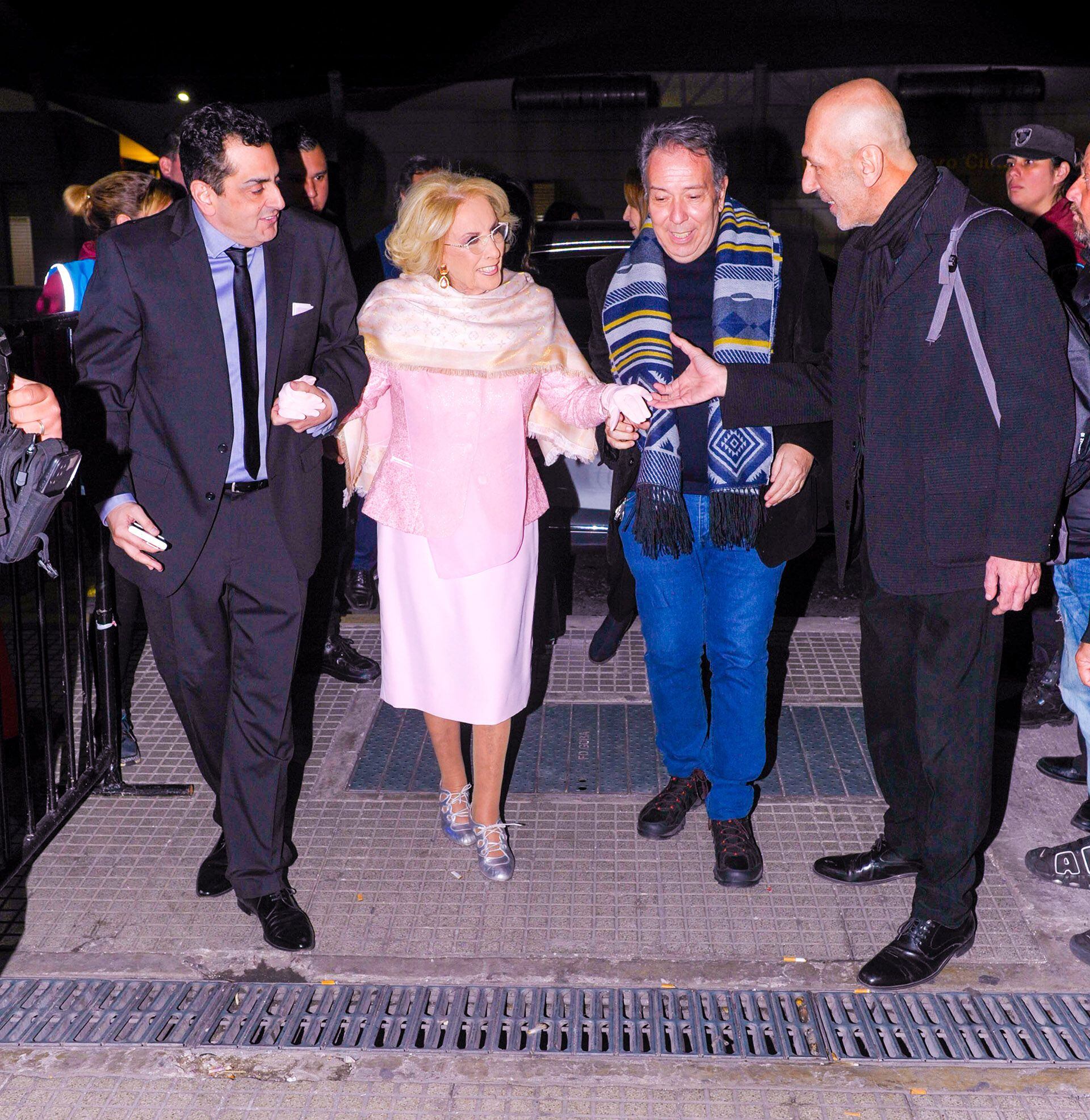 Mirtha Legrand llegó al estadio Luna Park en compañía de su amigo Alejandro Veroutis (RS Fotos)