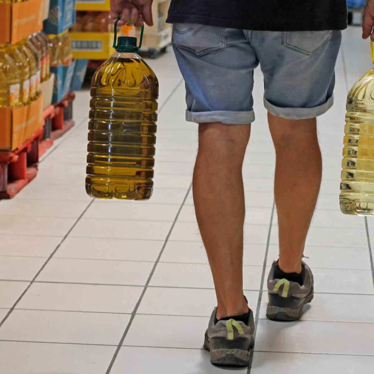El Corte Inglés vende en Portugal su garrafa de aceite de oliva 14 euros  más barata que en España, según Facua