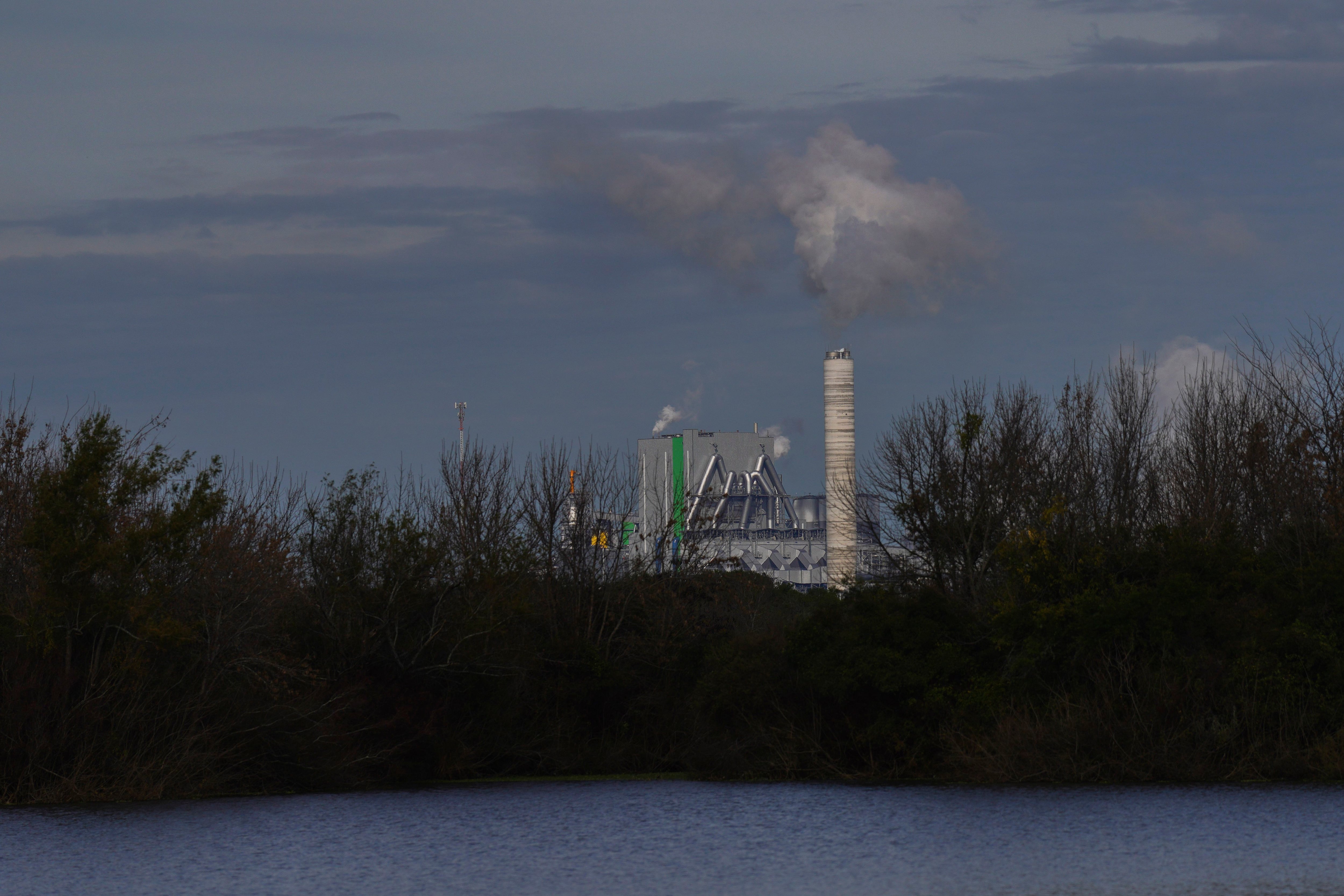 La planta de celulosa de "Paso de los Toros", de la multinacional finlandesa UPM, está recostada en una de las riberas del Río Negro, vista desde Tacuarembo, Uruguay (AP Foto/Matilde Campodónico)