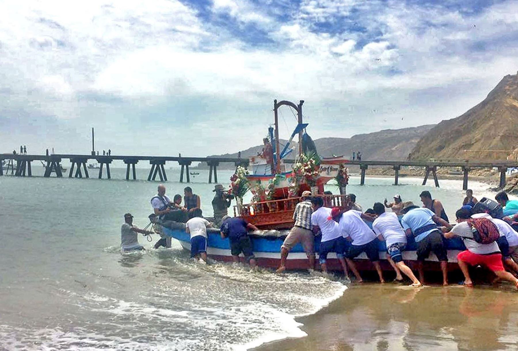 En Ilo, se realizan actividades como el paseo en lancha de San Pedro y San Pablo, degustación de platos marinos y una procesión.