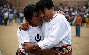 Tras el desenlace del combate, el participante que no haya prevalecido ofrece una disculpa pública ante los presentes, y en un gesto que honra la tradición del "Takanakuy", los oponentes sellan su reconciliación con un abrazo fraterno. (Foto: Página Emol)