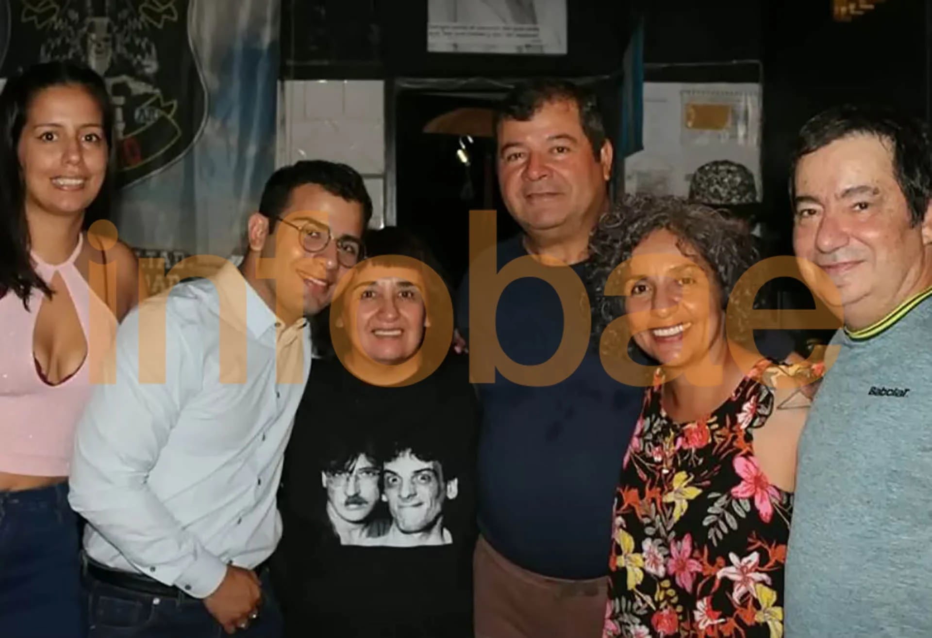 Cecilia Strzyzowski junto al clan Sena, C&amp;sar y sus padres, Emerenciano (centro) y Marcela (blusa floreada)