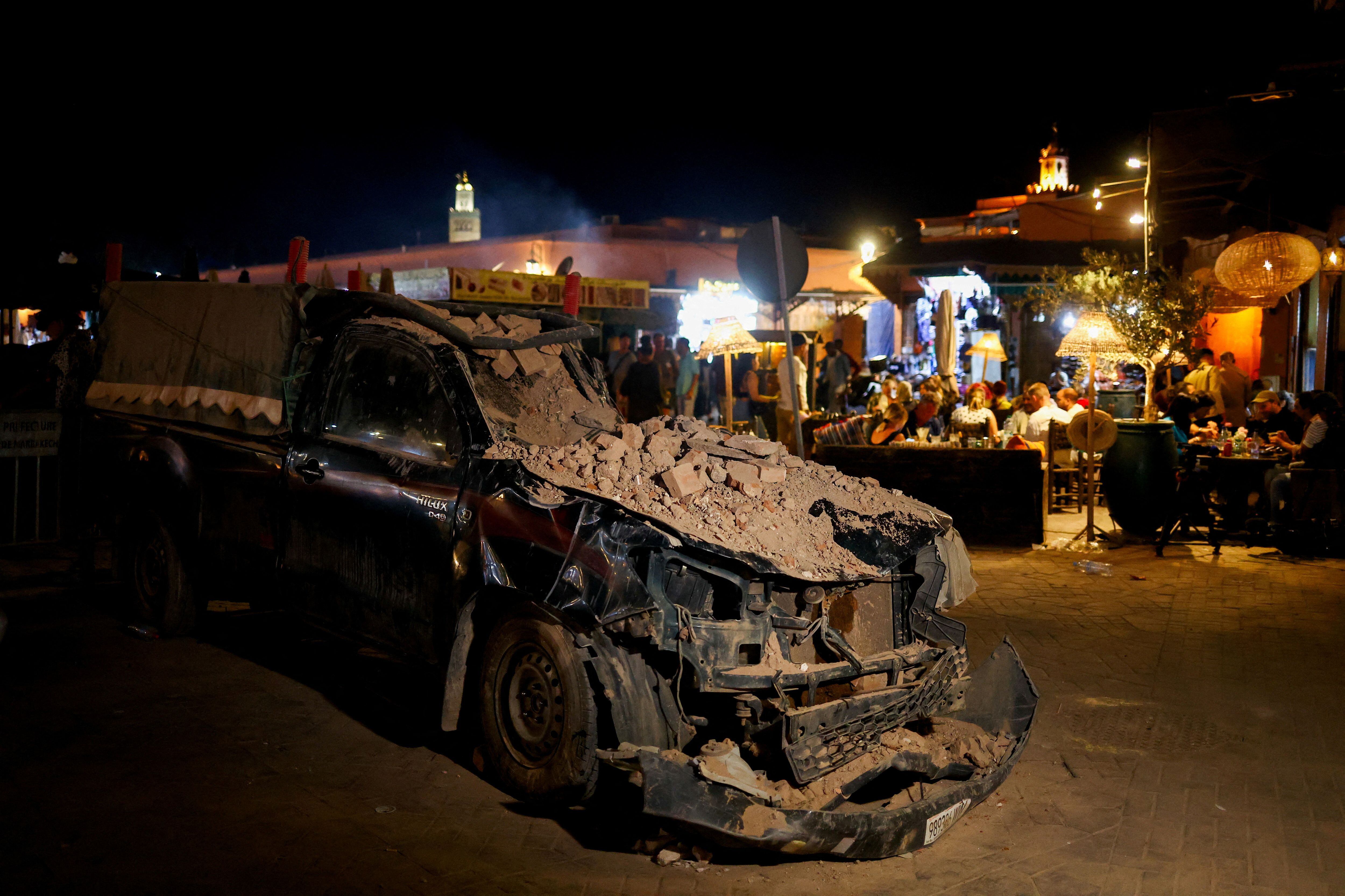 Se ve un vehículo averiado en una calle de Marrakech. REUTERS/Hannah McKay
