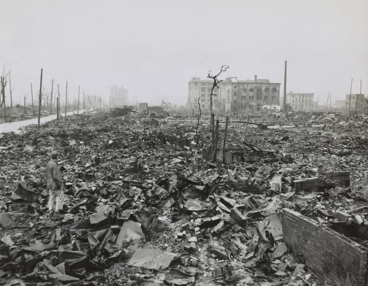 El fotógrafo de la Marina estadounidense Stanley Troutman (abajo a la izquierda) documenta los restos de Hiroshima el 7 de septiembre de 1945.