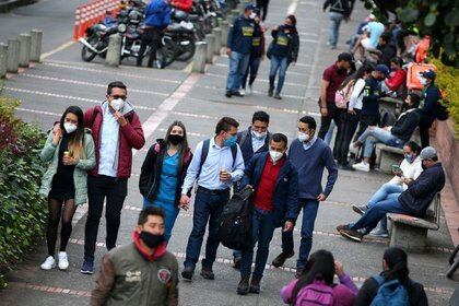 Foto del archivo.  Personas con mascarilla caminan por una calle, durante la reactivación de varios sectores económicos luego del fin de la cuarentena por la pandemia COVID-19, en Bogotá, Colombia, 25 de septiembre de 2020. REUTERS / Luisa González