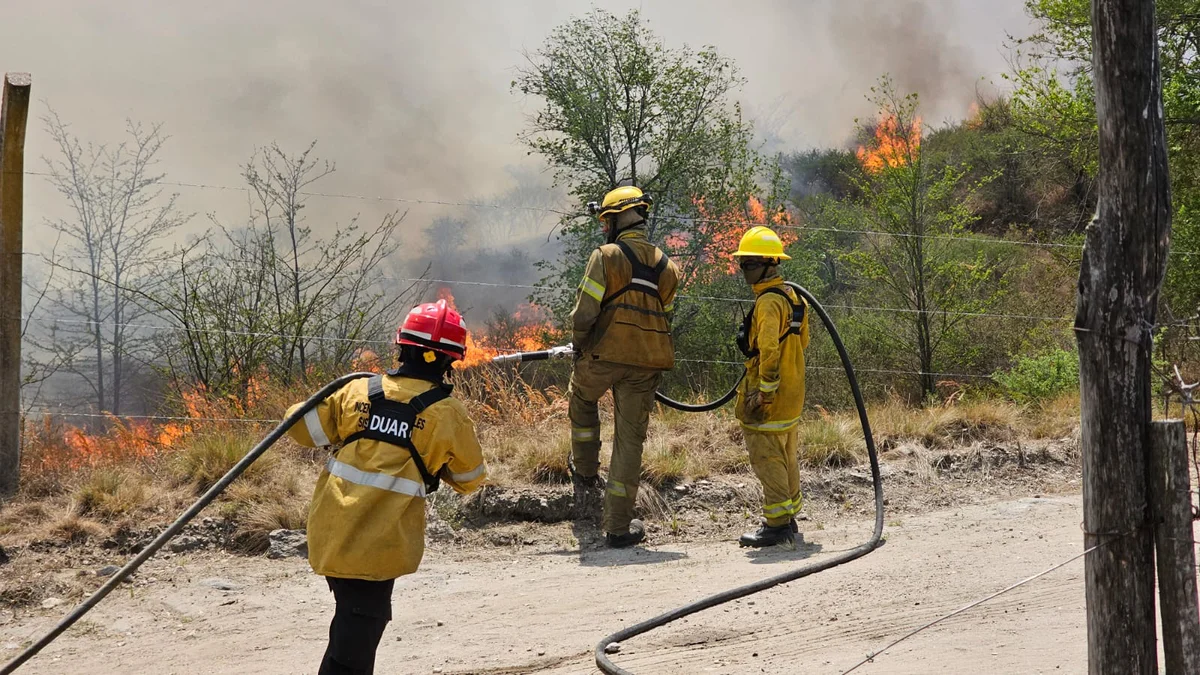 Investigan si la chispa de una estufa del detenido fue lo que desencadenó el incendio forestal en Calamuchita