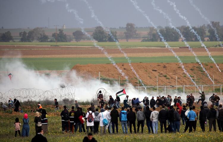 Palestinos se enfrentan a tropas israelíes en la Franja de Gaza (REUTERS/Ibraheem Abu Mustafa)