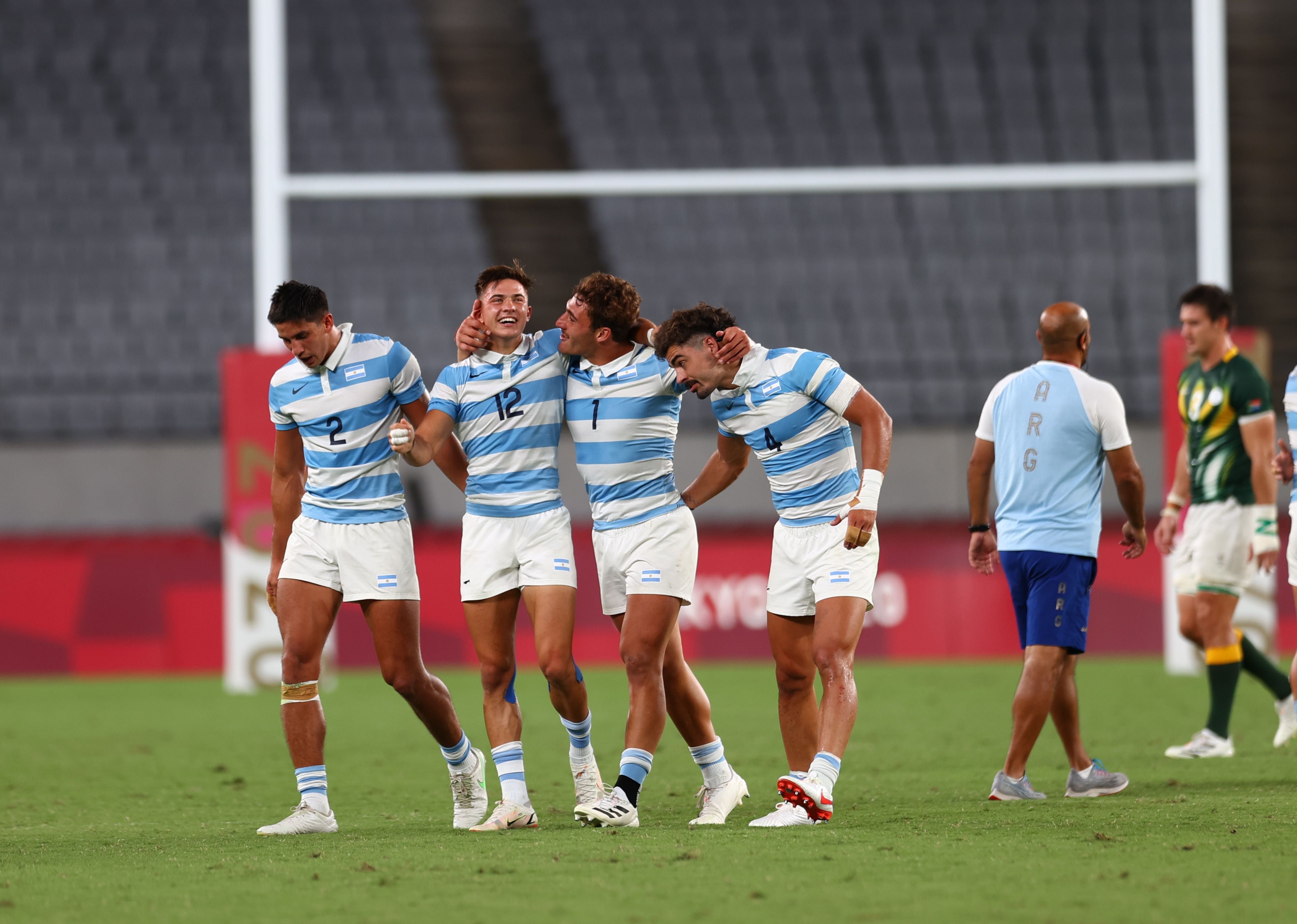 El quipo argentino de rugby se enfrentó al de Sudáfrica en los cuartos de final, quedaron 19 a 14 a favor de los argentinos.