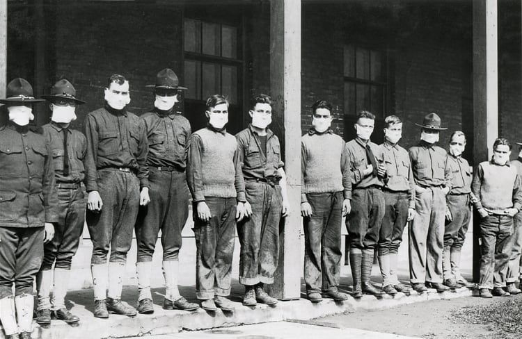 Los médicos llevaban máscaras para evitar la gripe en el hospital del ejército estadounidense, el 19 de noviembre de 1918, durante la pandemia de gripe española, de 1918-1919 (Foto: Shutterstock)