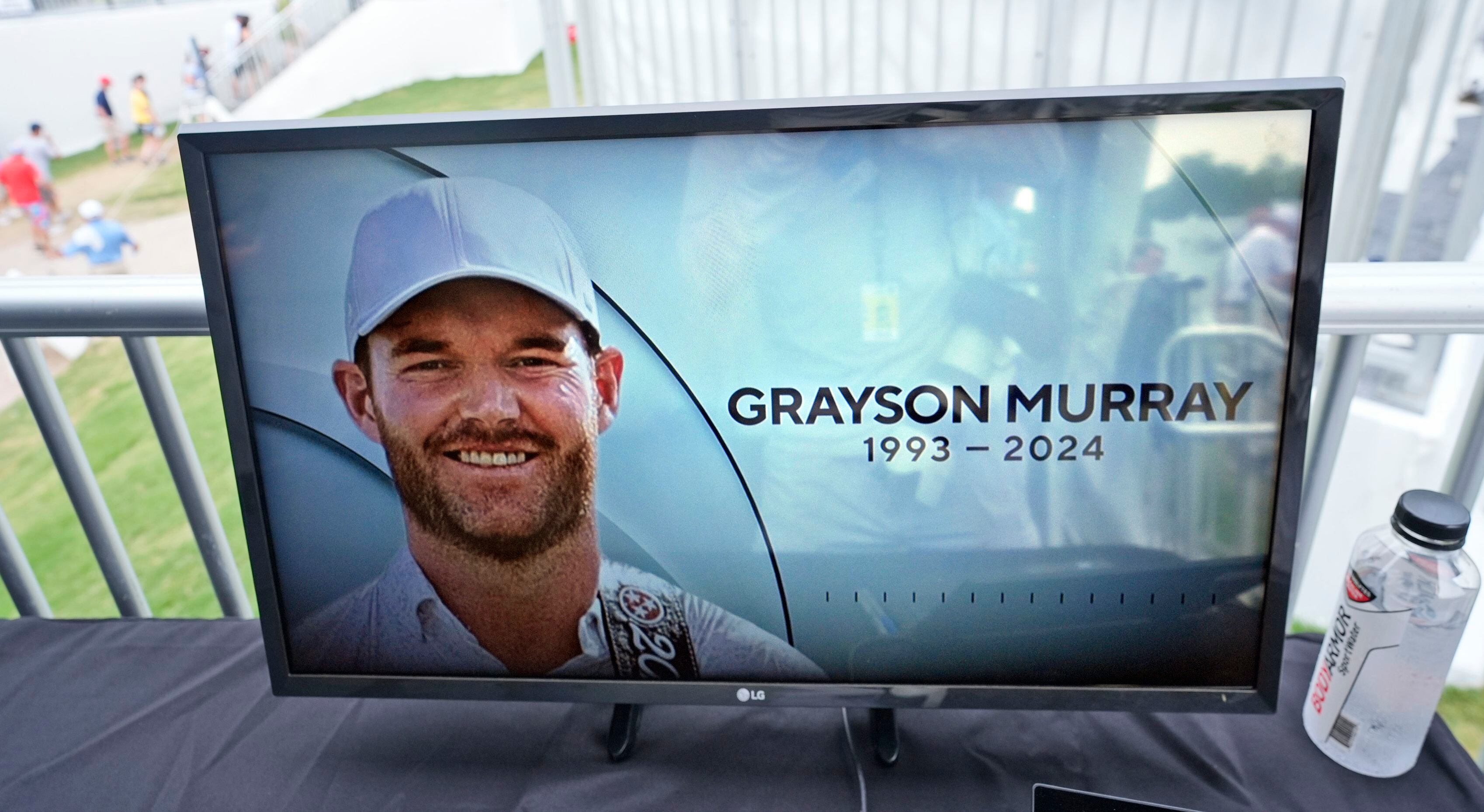 La TV proyecta en la carpa de transmisión una foto de Grayson Murray durante la tercera ronda del torneo de golf Charles Schwab Challenge en el Colonial Country Club, en Fort Worth, Texas (AP Foto/LM Otero)