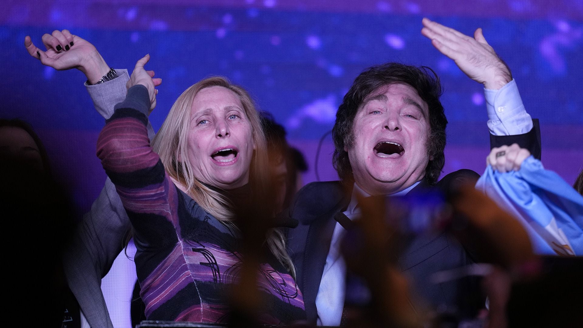 Javier Milei festeja junto a su hermana Karina y jefa de prensa (AP Photo/Natacha Pisarenko)