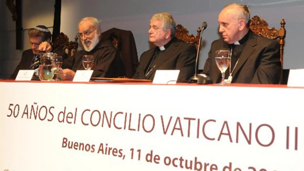 De izq der: Abraham Skorka, el predicador del Vaticano, Raniero Cantalamessa, el nuncio Emil Tscherrig y el entonces arzobispo de Buenos Aires, Jorge Bergoglio (2012, Acto en la UCA por el 50 aniversario del Concilio Vaticano II)