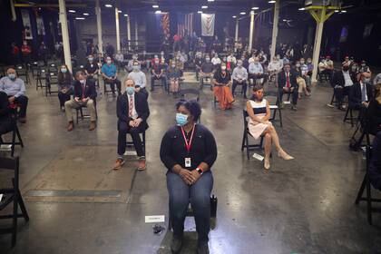 Trabajadores con máscaras faciales esperan la llegada del presidente Donald Trump a su fábrica en Phoenix, Arizona REUTERS/Tom Brenner