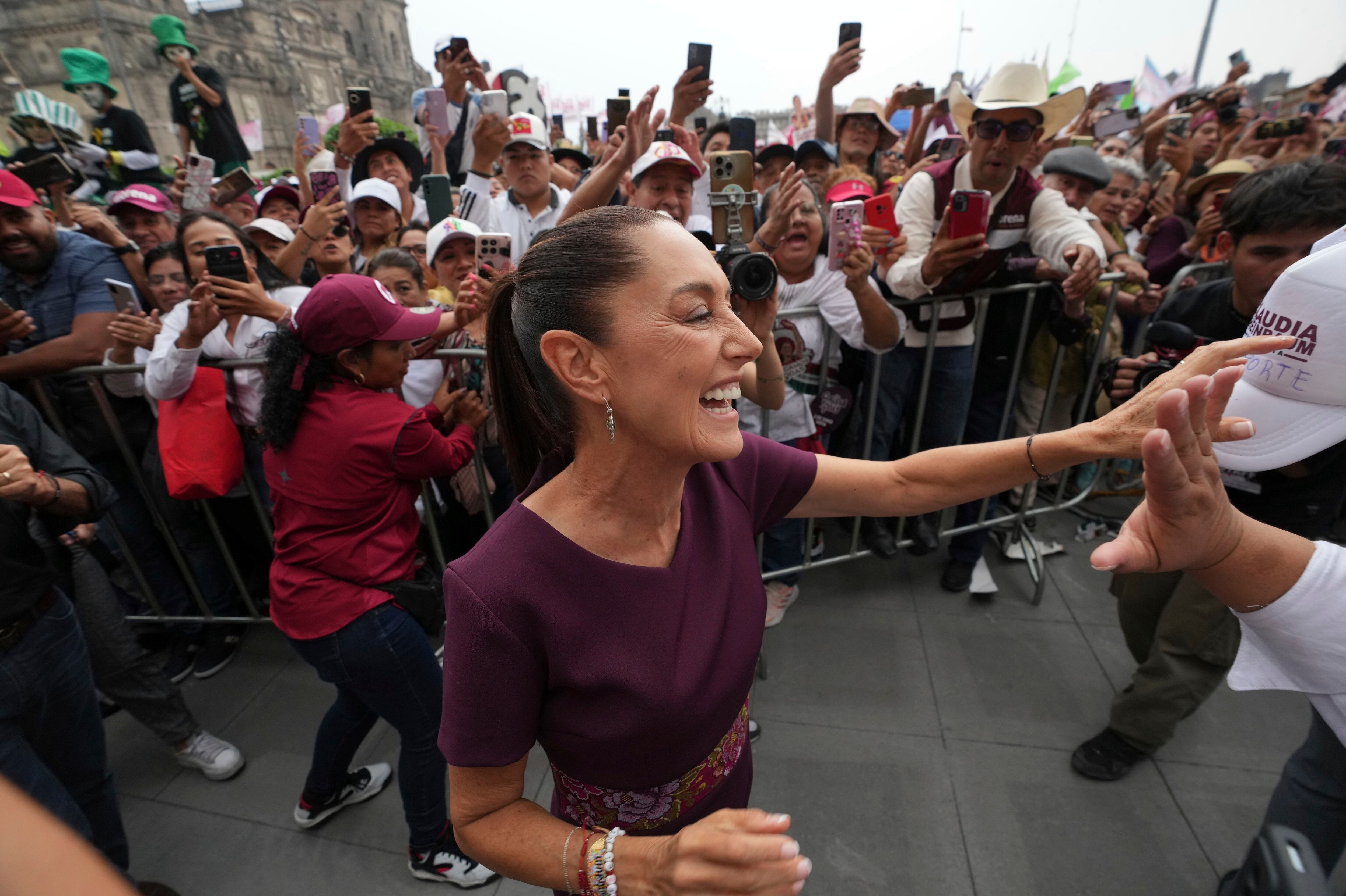 La candidata presidencial, Claudia Sheinbaum, arribó al Zócalo minutos después de las 16:00 horas. Mientras realizaba su recorrido para llegar al escenario, se detuvo para saludar a los asistentes y tomarse fotografías con ellos. 