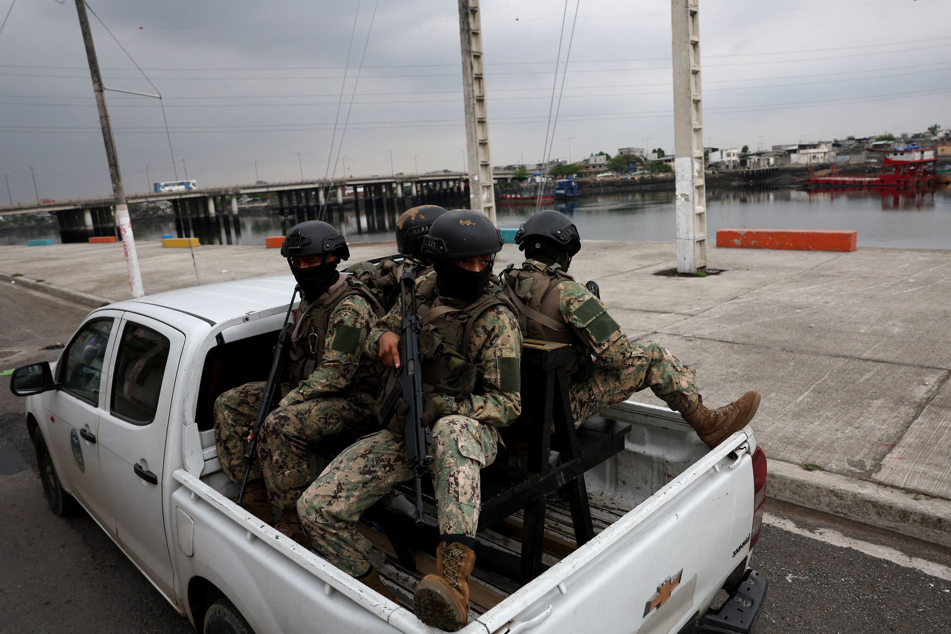 Miembros de las fuerzas armadas ecuatorianas patrullan en una zona portuaria comercial, en medio de la actual ola de violencia en todo el país, en Guayaquil, Ecuador, 15 de enero de 2024. REUTERS/Iván Alvarado