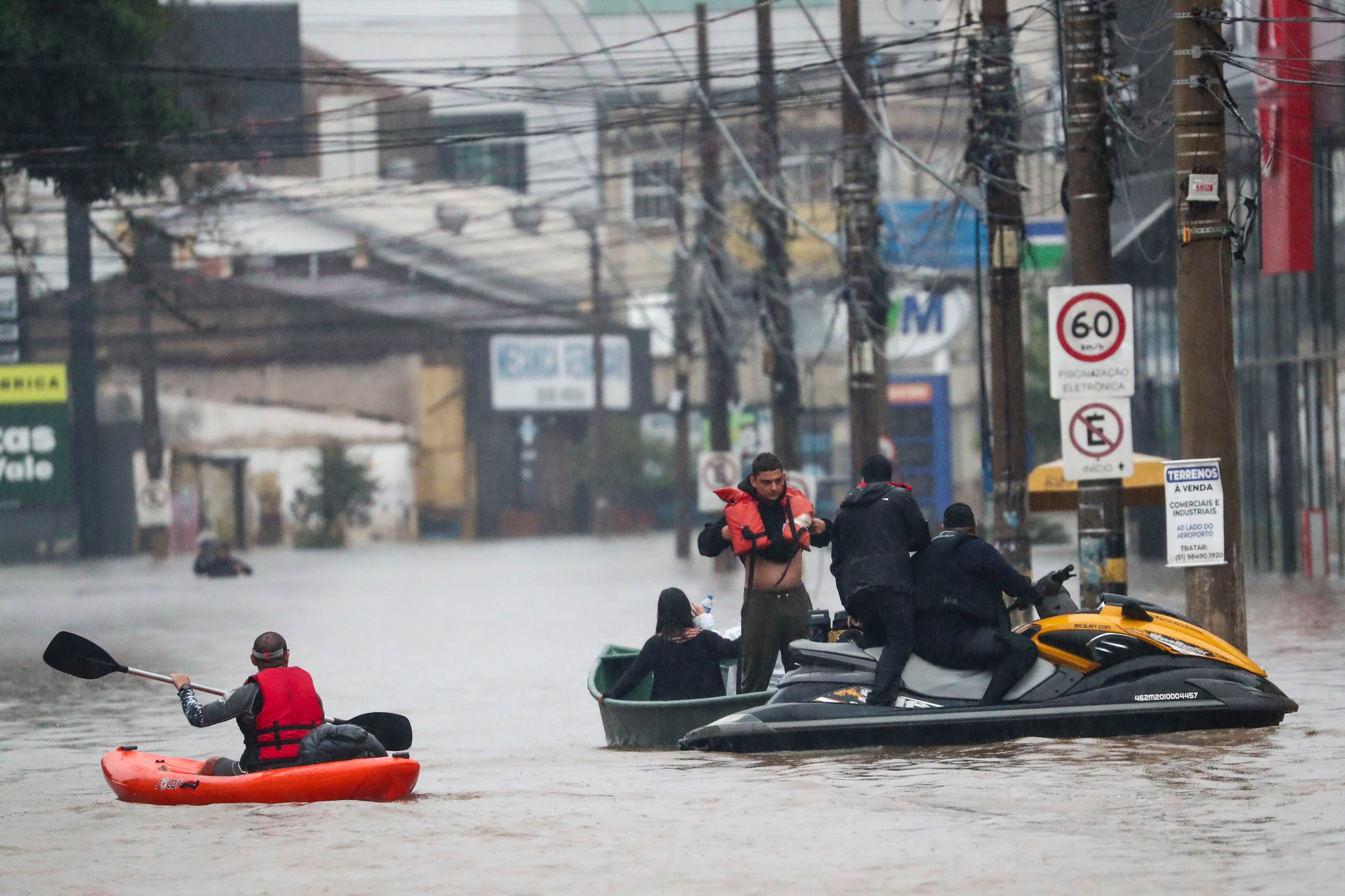 Miembros de la Policía realizan un operativo en las calles inundadas en la región del centro de Porto Alegre (Brasil). EFE/Sebastião Moreira
