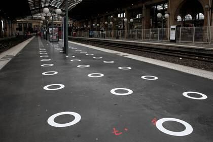 Círculos de plástico en el suelo que indican dónde detenerse para respetar el distanciamiento social en una plataforma en la estación de tren Gare du Nord durante el brote de la enfermedad por coronavirus (COVID-19) en París, Francia, 5 de mayo de 2020. REUTERS / Benoit Tessier