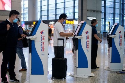 Pasajeros en el aeropuerto de Shanghai (Reuters)