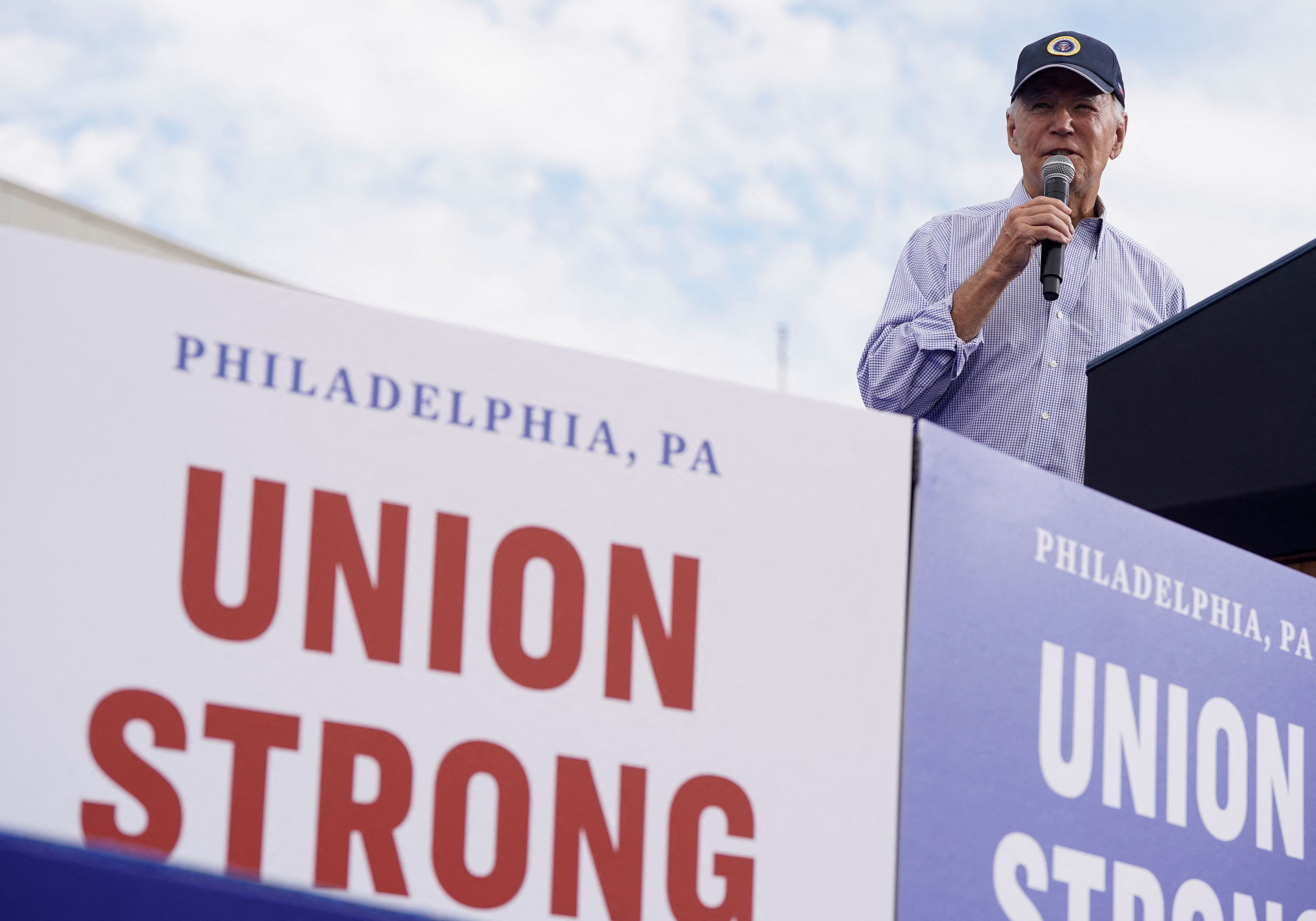 “Este Día del Trabajo celebramos el empleo, el empleo bien pagado, el empleo con el que se puede formar una familia, el empleo sindical”, dijo Biden (REUTERS/Joshua Roberts)